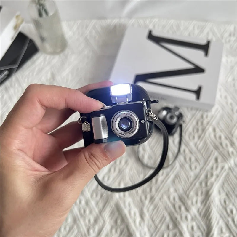 Étui pour écouteurs au design rétro de qualité supérieure avec flash lumineux pour Apple AirPods 1, 2, 3 et Pro : étui de protection en silicone souple avec sangle – Étui élégant et protecteur pour AirPods de 3e génération