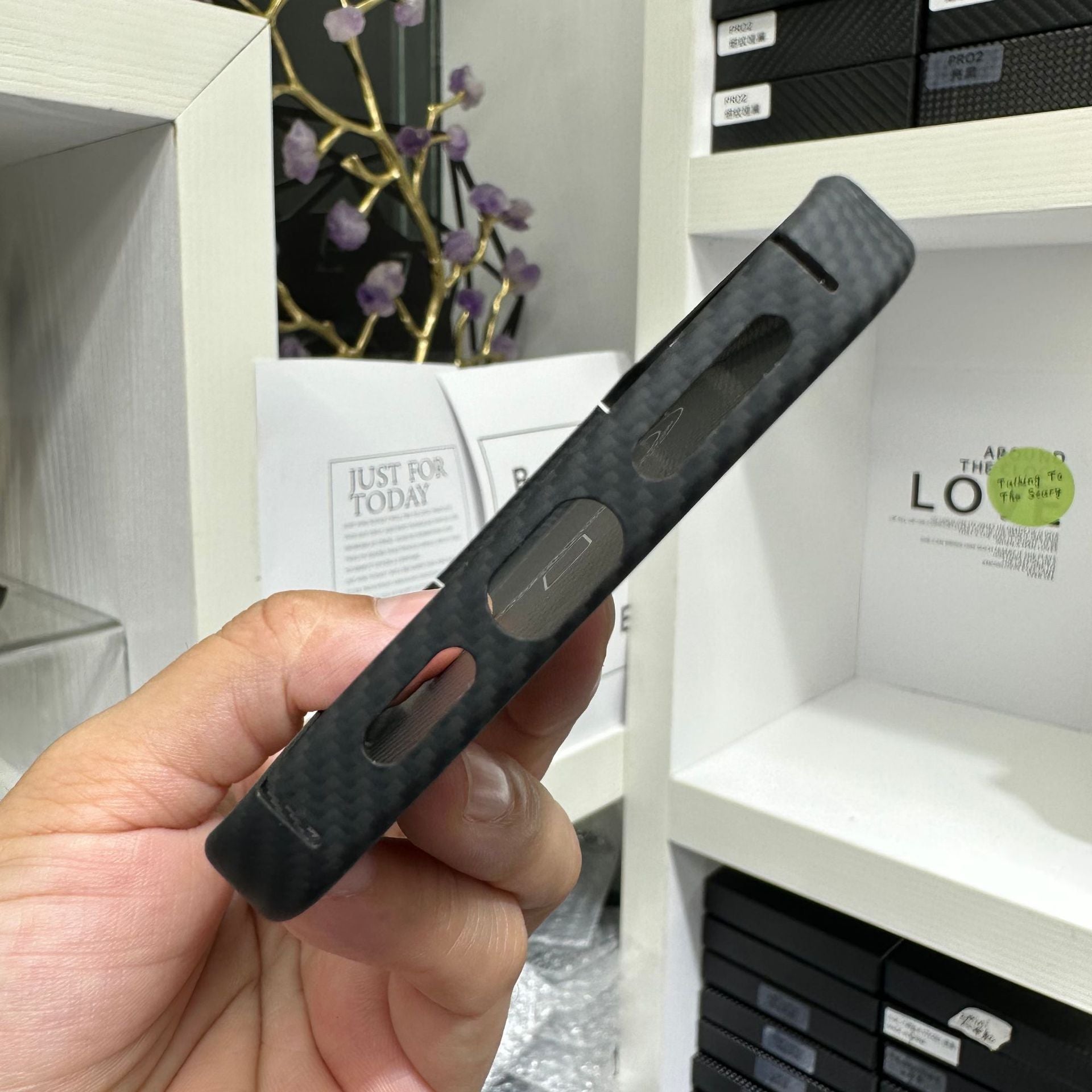 Structure en fibre de carbone Matériau TPU souple de haute qualité | Étui léger et imperméable anti-empreintes digitales et anti-rayures pour Apple iPhone et protection de l'appareil photo