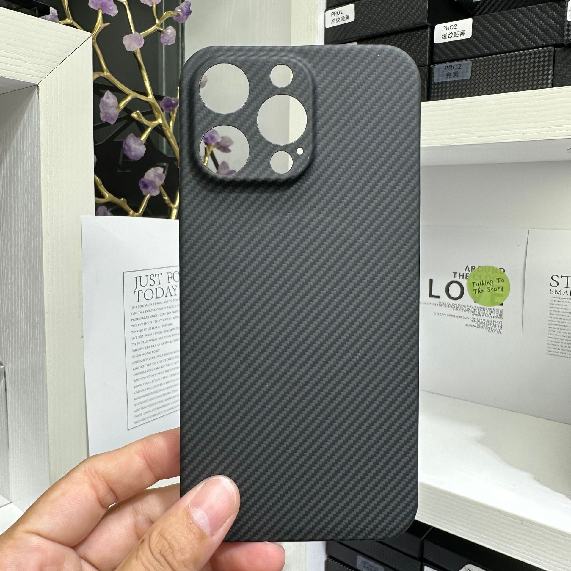 Structure en fibre de carbone Matériau TPU souple de haute qualité | Étui léger et imperméable anti-empreintes digitales et anti-rayures pour Apple iPhone et protection de l'appareil photo