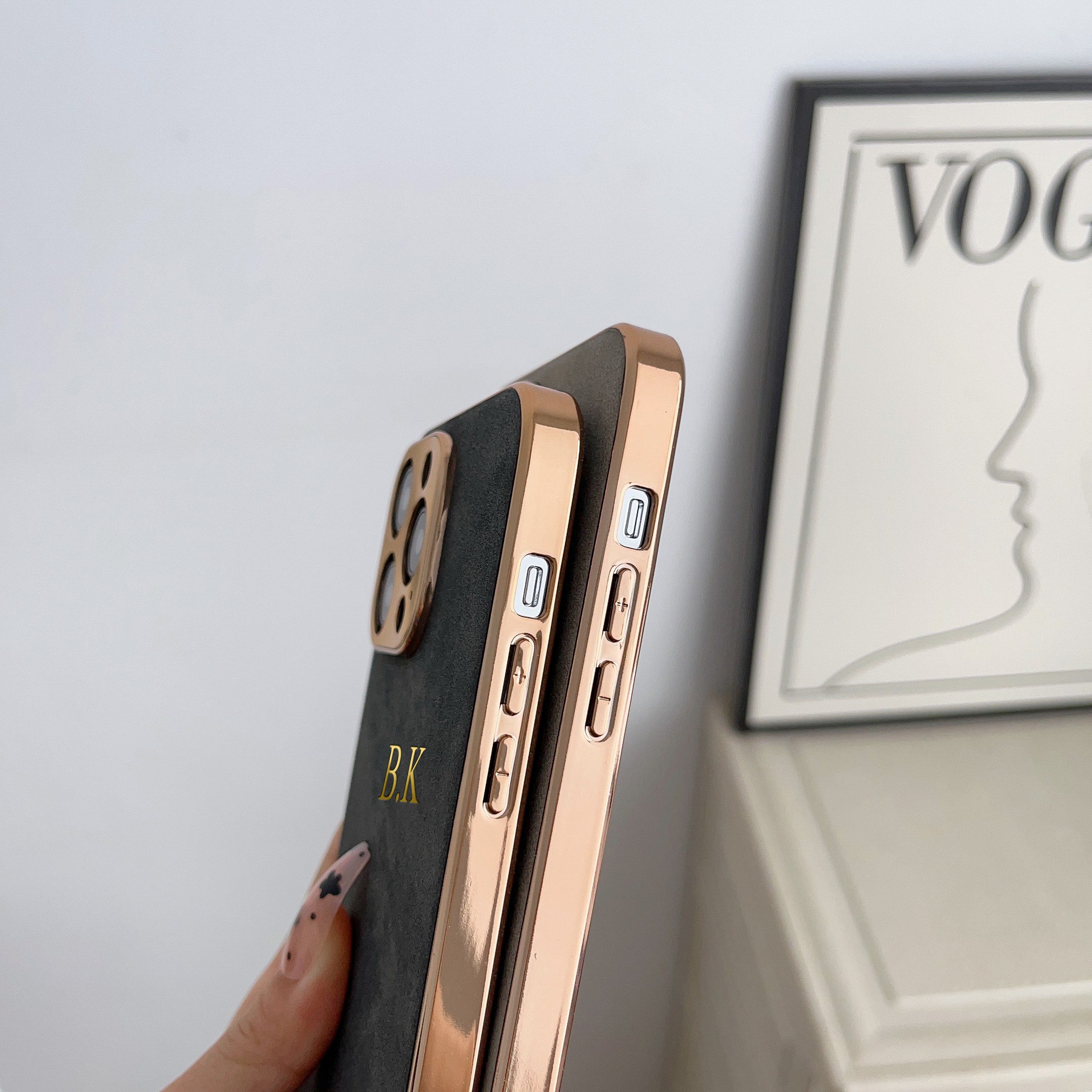 Étui Apple iPhone de luxe personnalisé | Noms, initiales, symboles et chiffres | Étui en cuir MagSafe avec protection d'appareil photo en or métallisé pour iPhone 13, 14, 15, Pro, Max, Plus