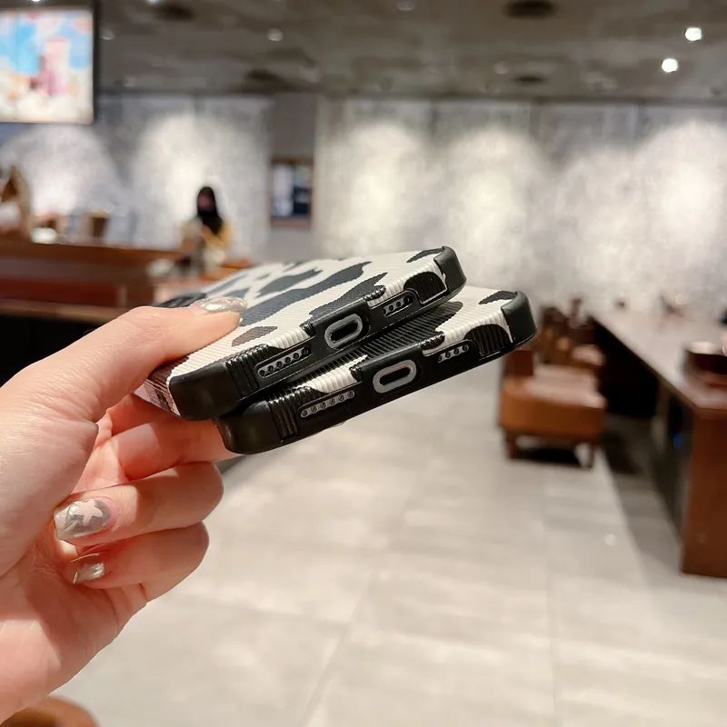 Coque iPhone ultra fine à rayures zébrées noires et blanches de luxe | Étui MagSafe avec housse de protection d’appareil photo pour Apple iPhone 15/14/13/12 Pro Max Plus | Coque blindée, coque de téléphone antichoc | Étui souple en silicone