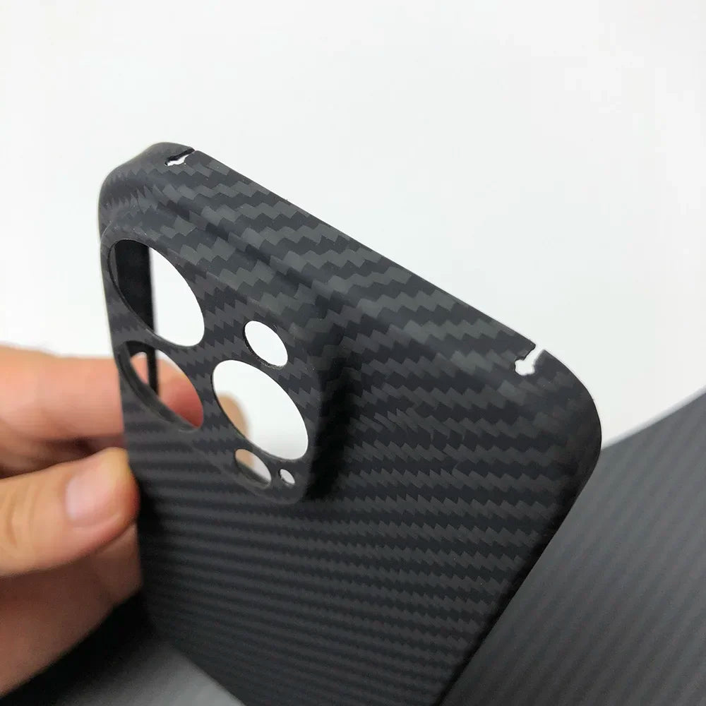Structure en fibre de carbone Matériau TPU souple de haute qualité | Étui léger et imperméable anti-empreintes digitales et anti-rayures pour Apple iPhone et protection de l'appareil photo