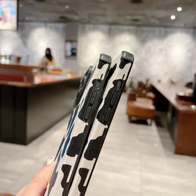 Coque iPhone ultra fine à rayures zébrées noires et blanches de luxe | Étui MagSafe avec housse de protection d’appareil photo pour Apple iPhone 15/14/13/12 Pro Max Plus | Coque blindée, coque de téléphone antichoc | Étui souple en silicone