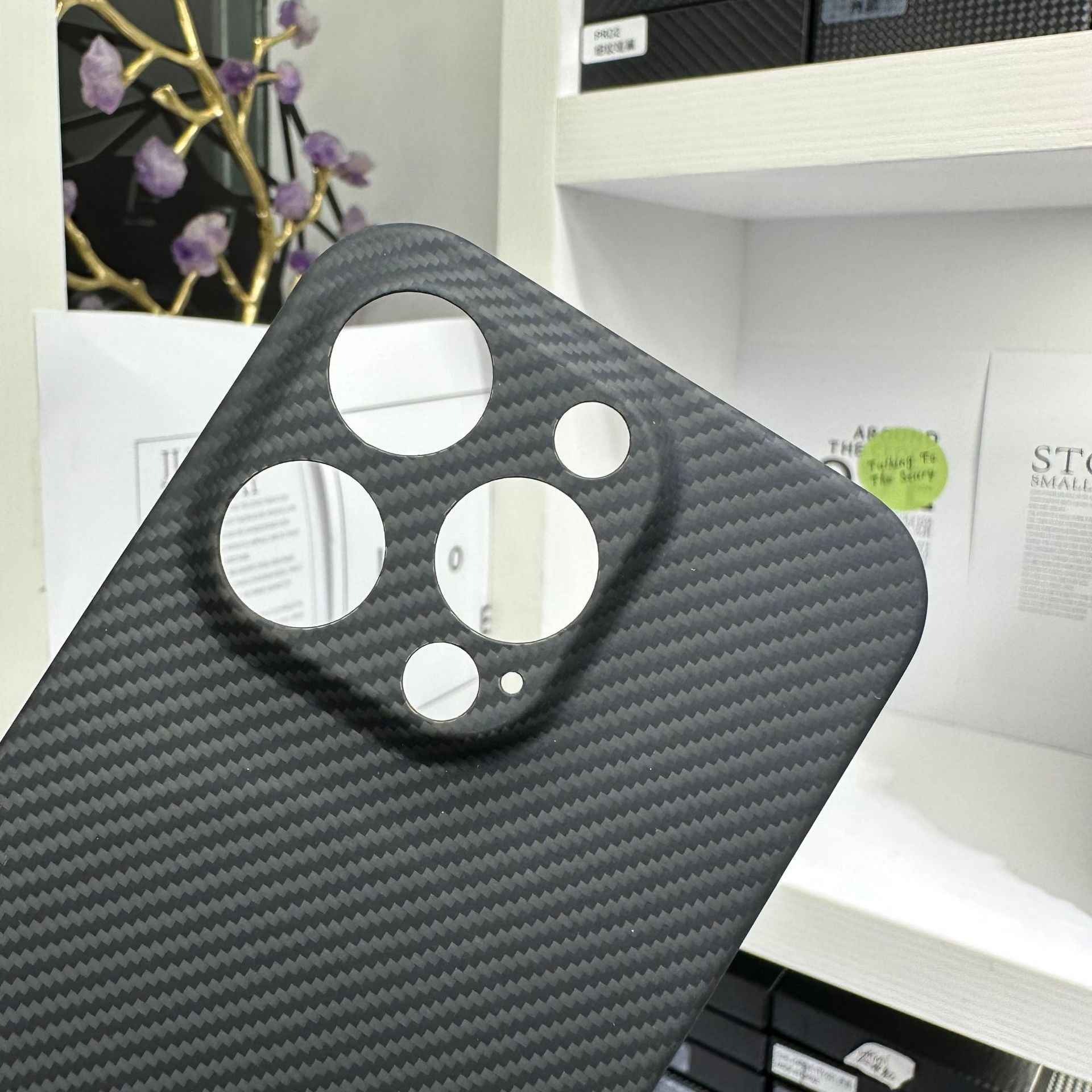 Structure en fibre de carbone Matériau TPU souple de haute qualité | Étui léger et imperméable anti-empreintes digitales et anti-rayures pour Apple iPhone et protection de l'appareil photo