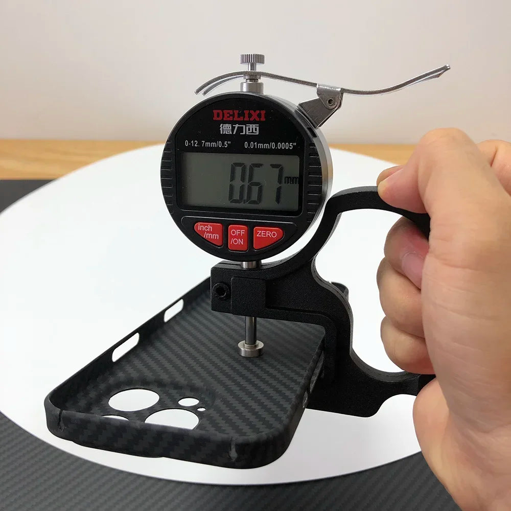 Structure en fibre de carbone Matériau TPU souple de haute qualité | Étui léger et imperméable anti-empreintes digitales et anti-rayures pour Apple iPhone et protection de l'appareil photo